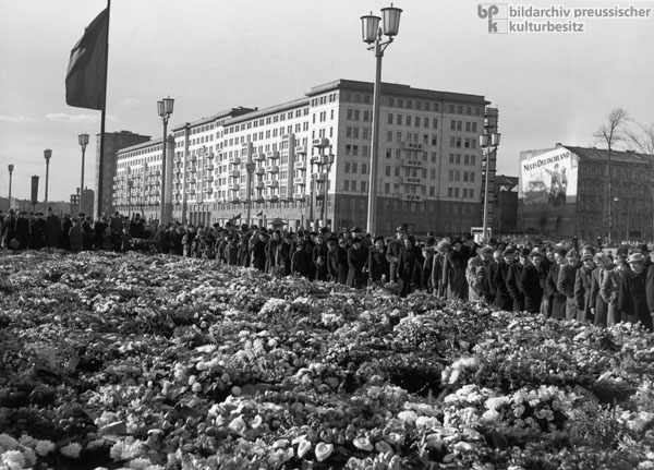 Blumenmeer auf der Stalinallee anläßlich Stalins Tod (9. März 1953)